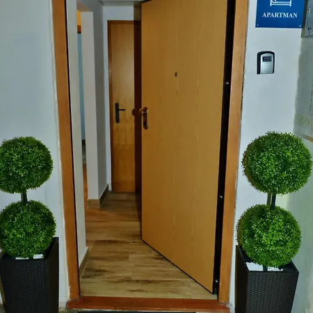 Lorena S Dvoristem With Garden Ground Floor Pianterreno Eg Free Parking 아파트