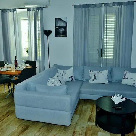 아파트 Lorena S Dvoristem With Garden Ground Floor Pianterreno Eg Free Parking 리예카
