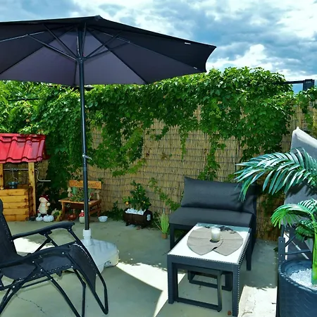 Lorena S Dvoristem With Garden Ground Floor Pianterreno Eg Free Parking 리예카